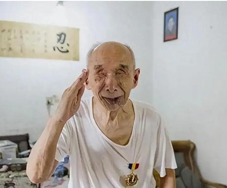 2016年，94岁失明老人钱建明珍藏了一枚日军大印被女儿拿去鉴定，谁知这一举动暴