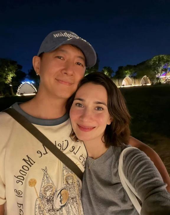 卢靖姗晒一家四口外出露营照
🌟卢靖姗与韩庚一家四口外出露营，温馨画面曝光。💃