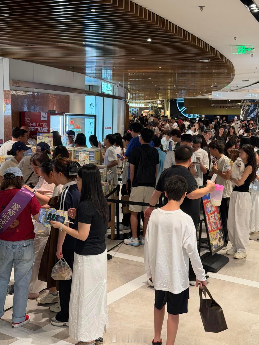 工作日下午，深圳茶颜已经要排超过五个小时才能喝上了真的会有人100块钱找人排队去
