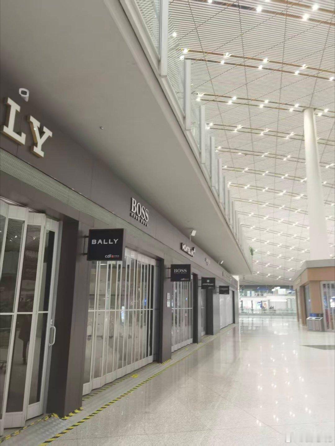 国内某大机场的商业，基本空空荡荡！ 