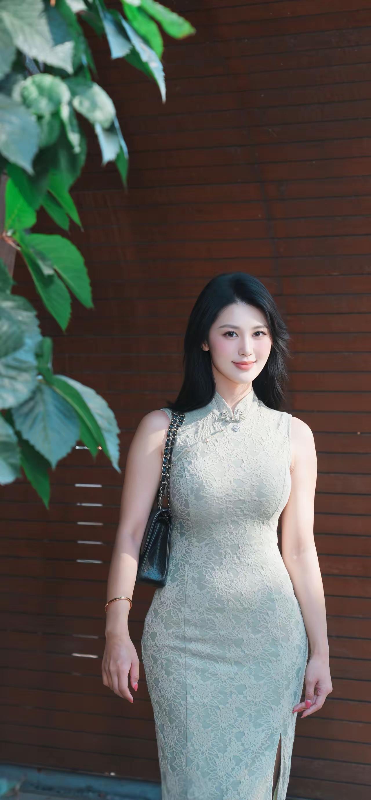 男人千万不能太老实，所谓男人越坏，女人越爱。因为，女人特别不能忍受生活的平淡，无