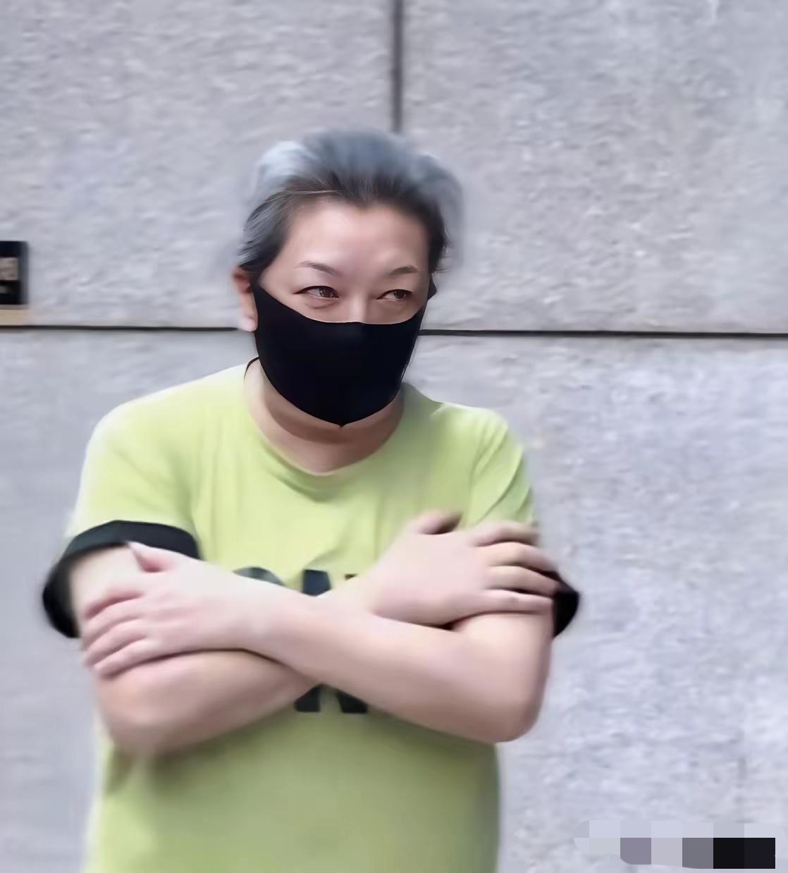 曾经的女神如今也老了，头发也白了