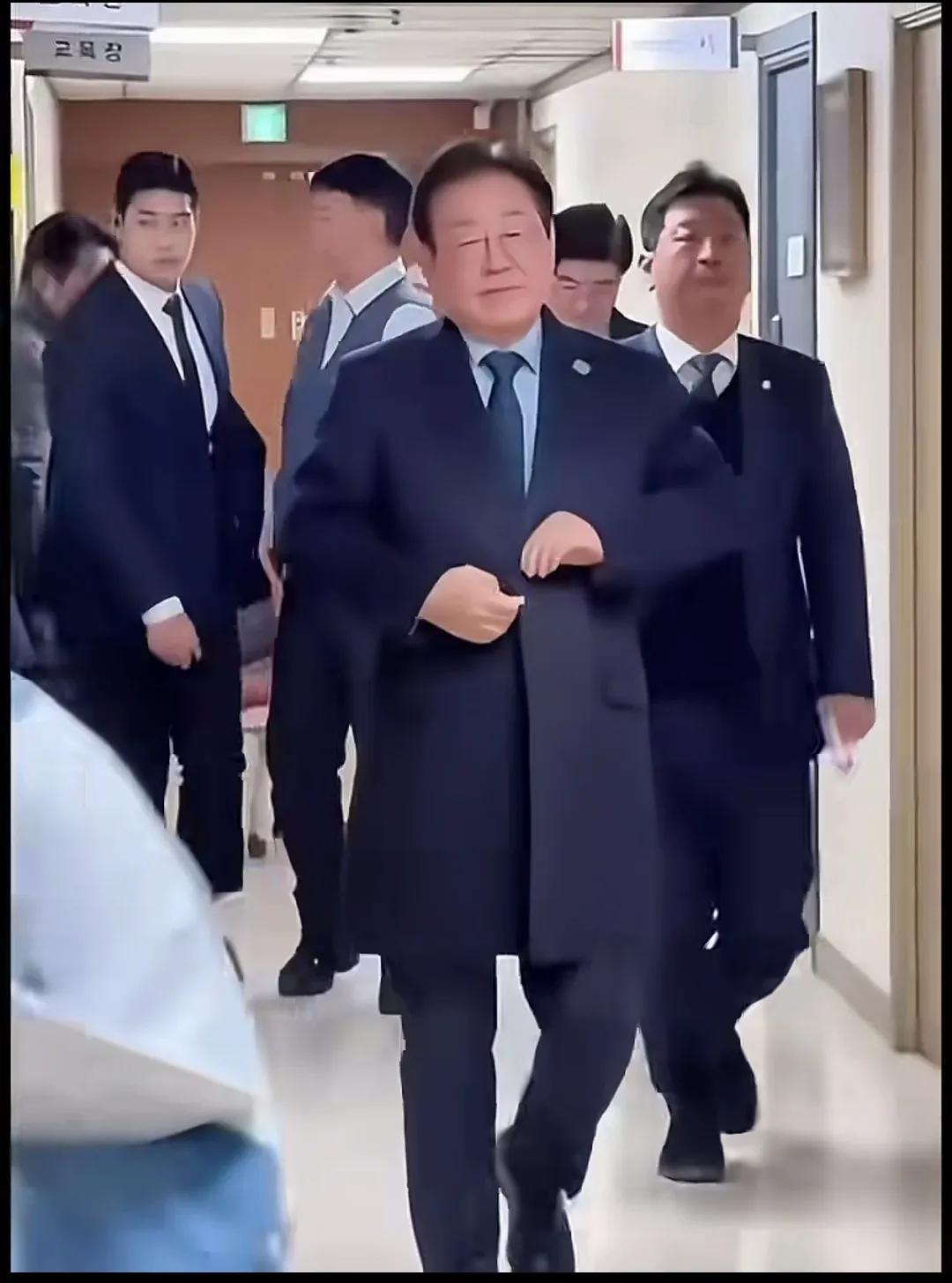 绝食时头发花白蓬头垢面，翻墙时身手敏捷敢冲敢闯，如今摇头晃脑气场强大。