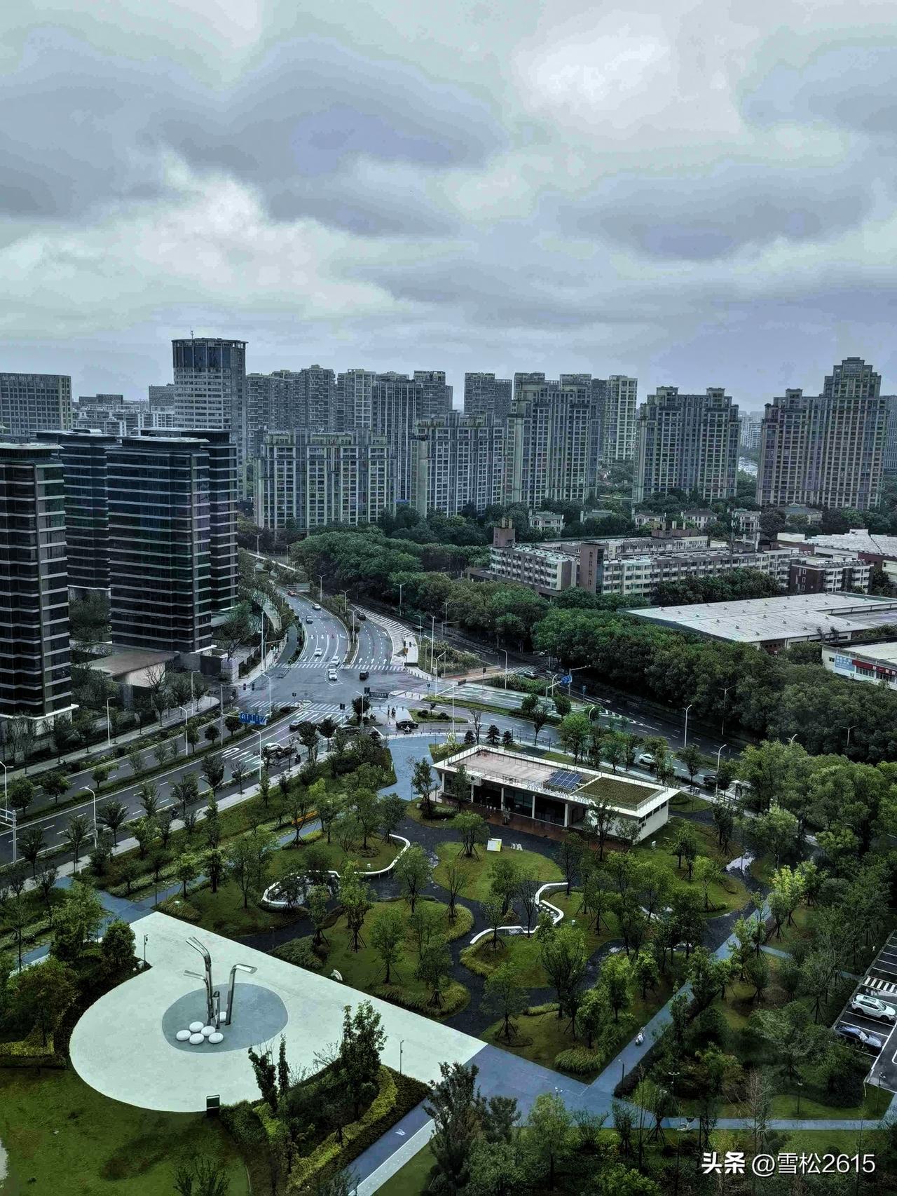 我的今日状态：😁轻松愉快
我这里的天气：🌧下雨
台风过境后，今天风雨终于停歇