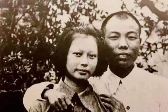 1937年延安，22岁的萧华，一眼相中了13岁的女通讯员王新兰。所有人都觉得他“