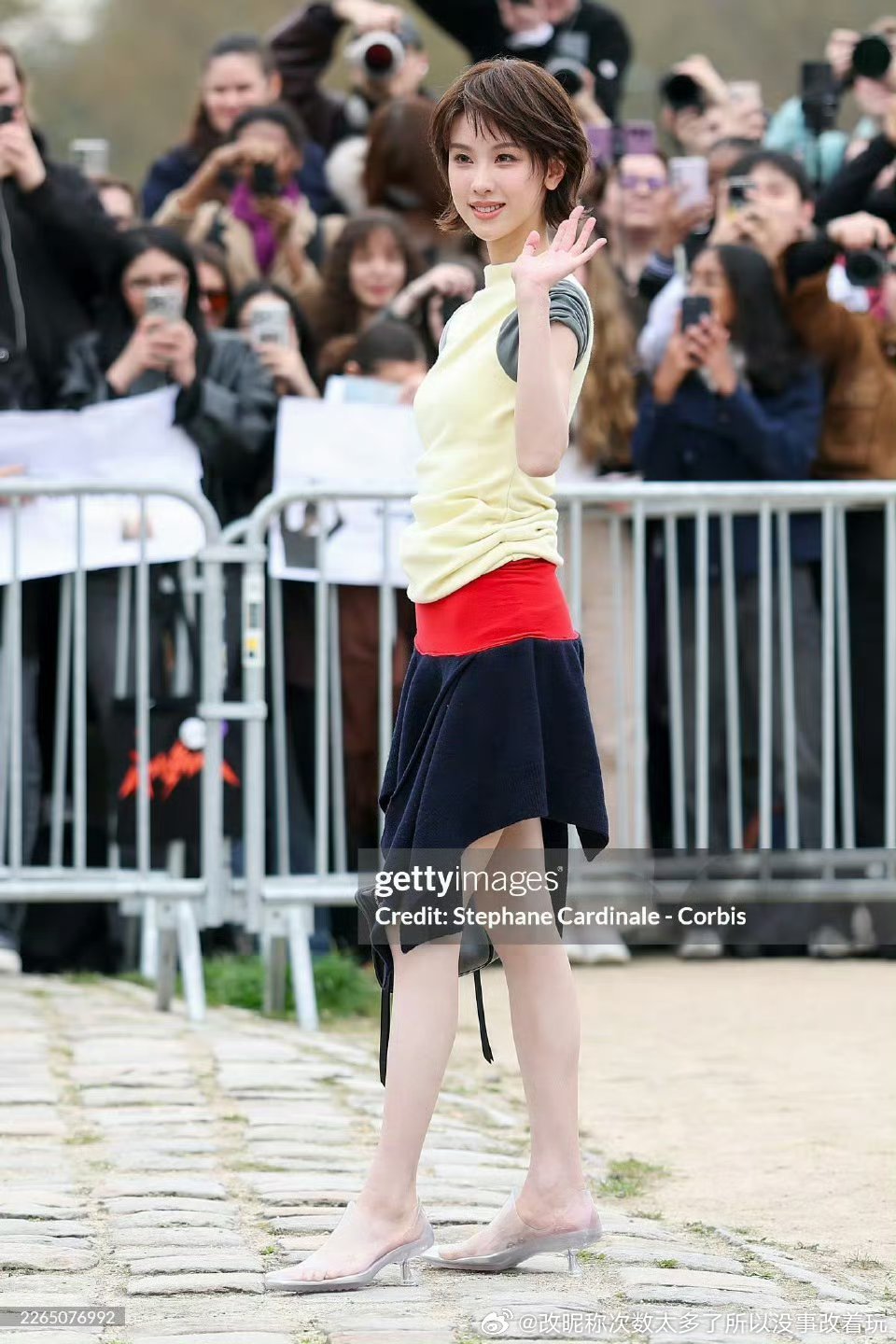 和这种满脸科技的超不自然也不好看的脸比陈都灵简直都美呆了 