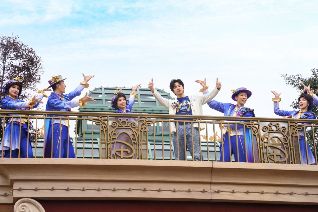 上海迪士尼度假区“10岁生日庆典”启幕，刘宇宁惊喜亮相演绎主题曲《奇妙在身边》