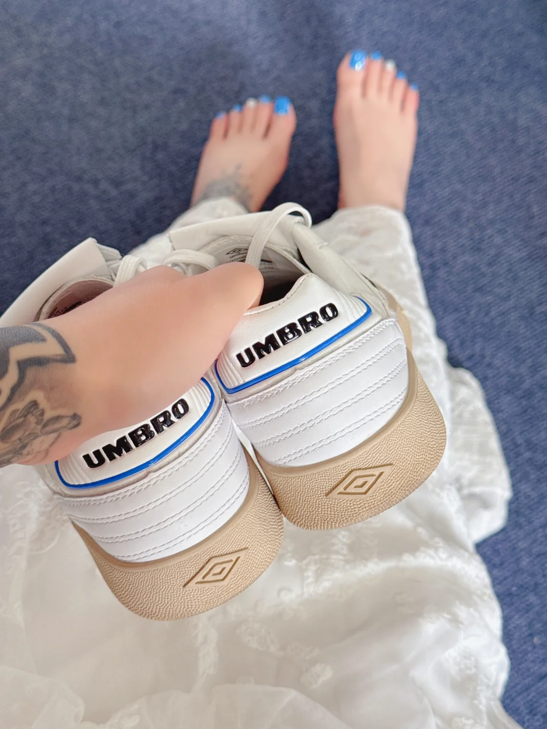 德训鞋配蕾丝长裙