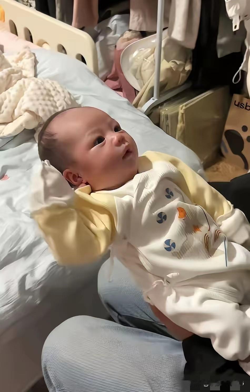 贵州黔东南，出生仅仅 28 天的宝宝，竟然能听懂“敬礼”指令！
 
宝宝名叫安安