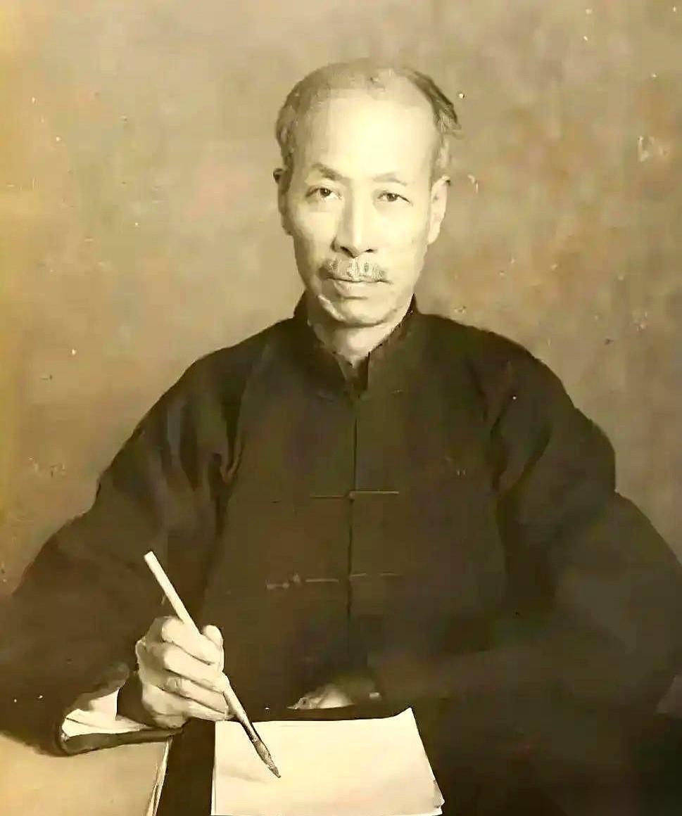 天天路过的“交通银行”，那四个遒劲有力的大字，你肯定都见过。
但你绝对想不到，写