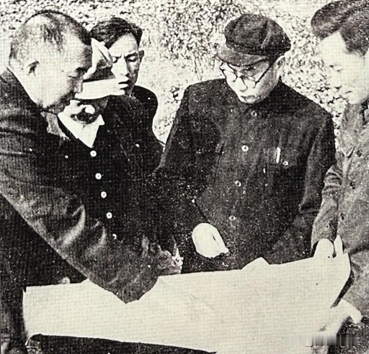 1958年，清华大学水利系师生承担了密云水库的设计任务，时任校长蒋南翔（右二）亲