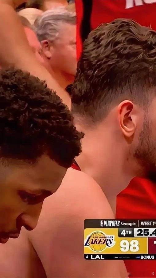 一句话，今天火箭是被自己给“蠢”输的。常规时间仅剩30秒，火箭领先6分，还拿到了