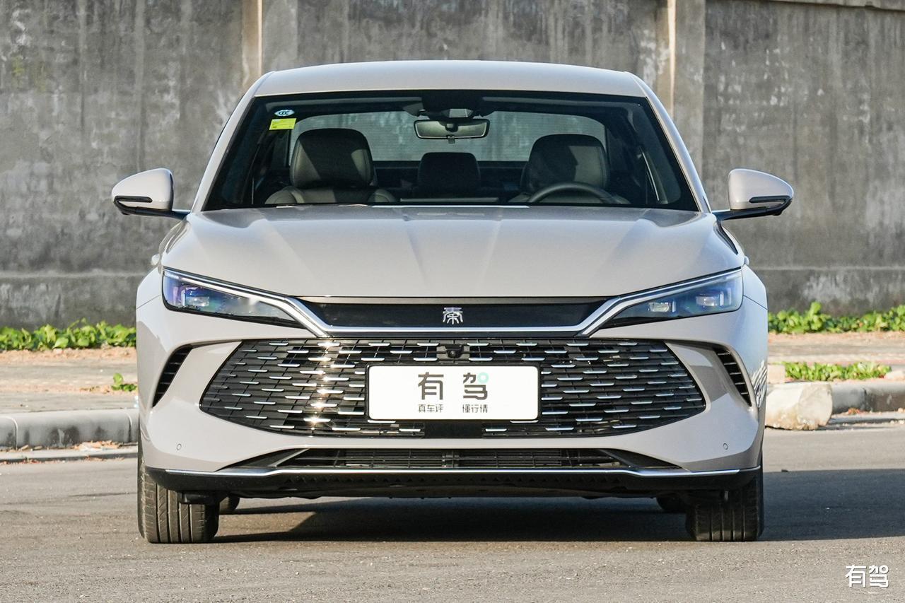 10万级家轿闭眼入？探店比亚迪秦L DM-i，这些细节买车前必看
作为常年帮朋友