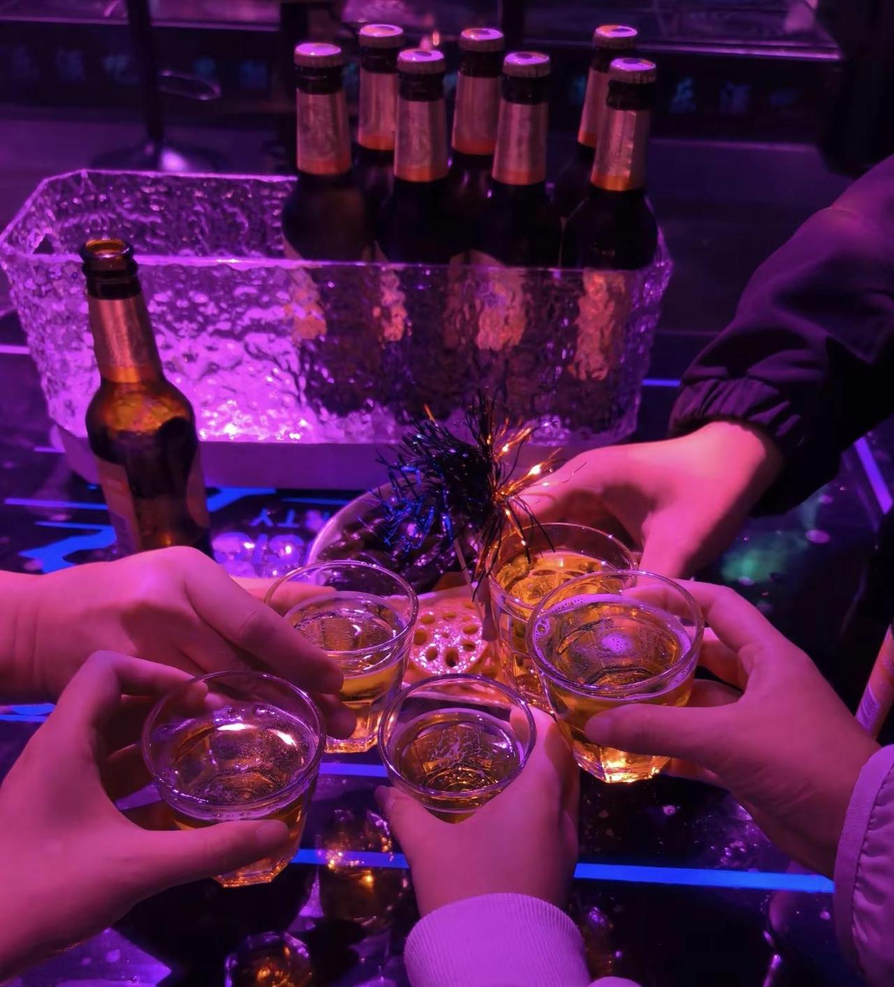 微醺是烟火，清醒是生活，今晚允许自己浮在两者之间。