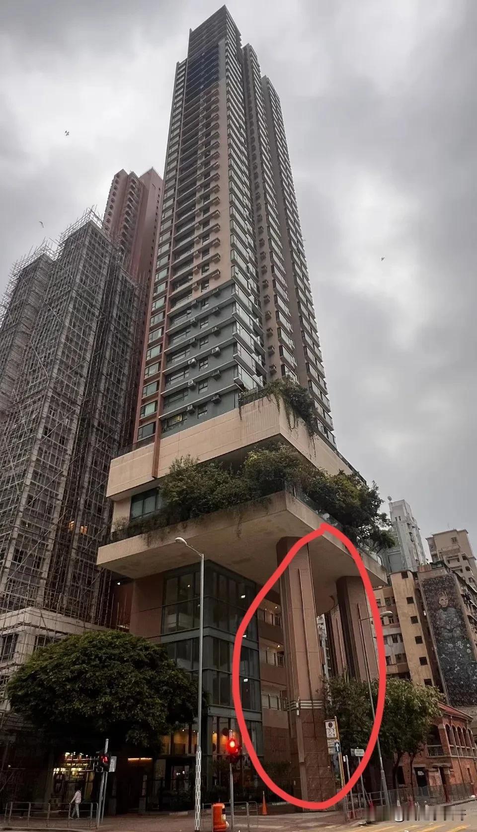 不懂就问，就这么几根柱子撑着，安全吗[震惊]