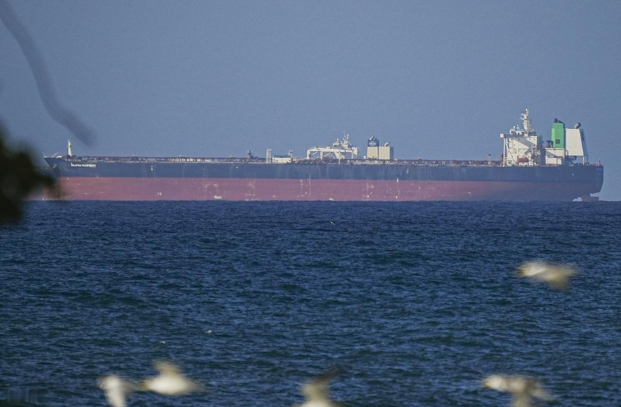 海峡要封？局势失控！
4月13日，德黑兰放话了，伊朗议会副议长尼克扎德直接摊牌，