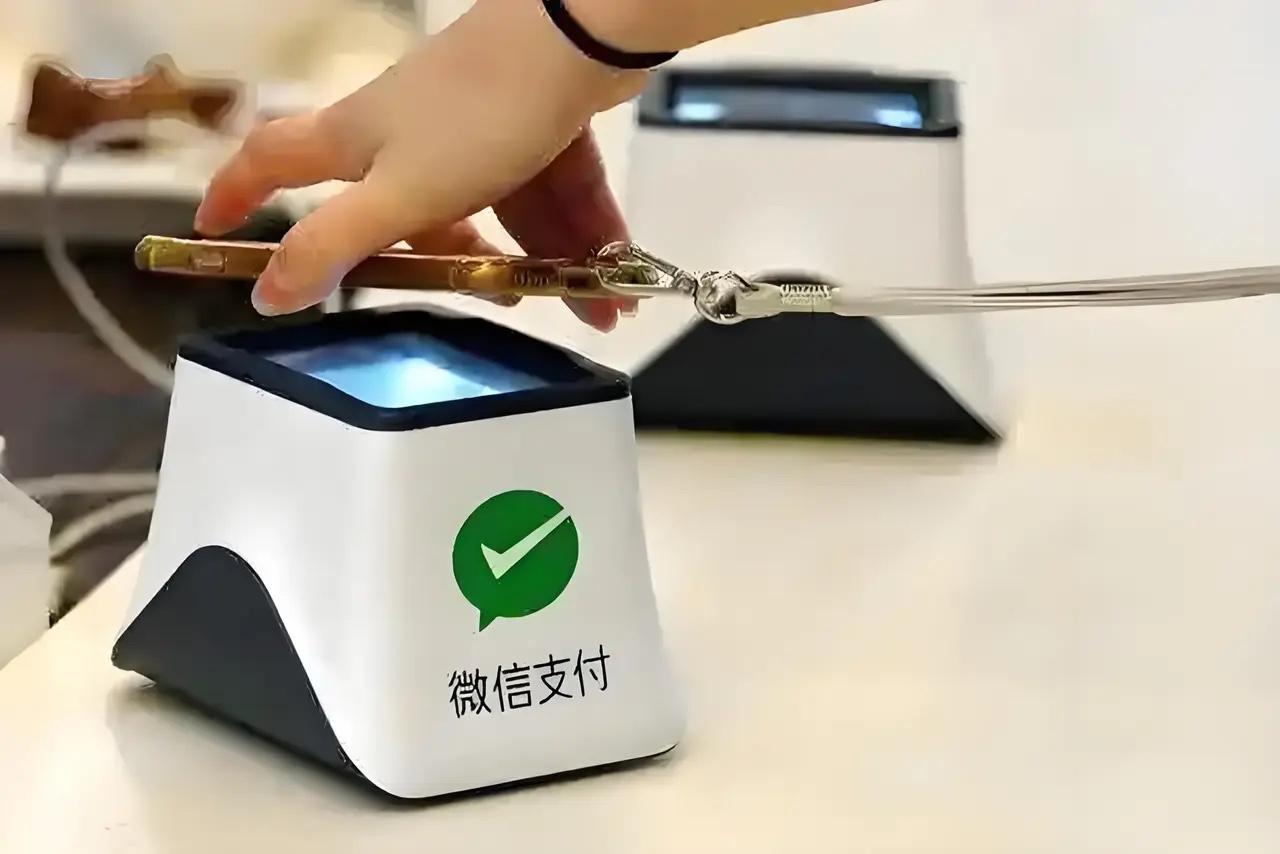 从煎饼摊到便利店，微信支付咋就成了首选？
楼下卖煎饼的大姐摊位前贴着俩收款码，十