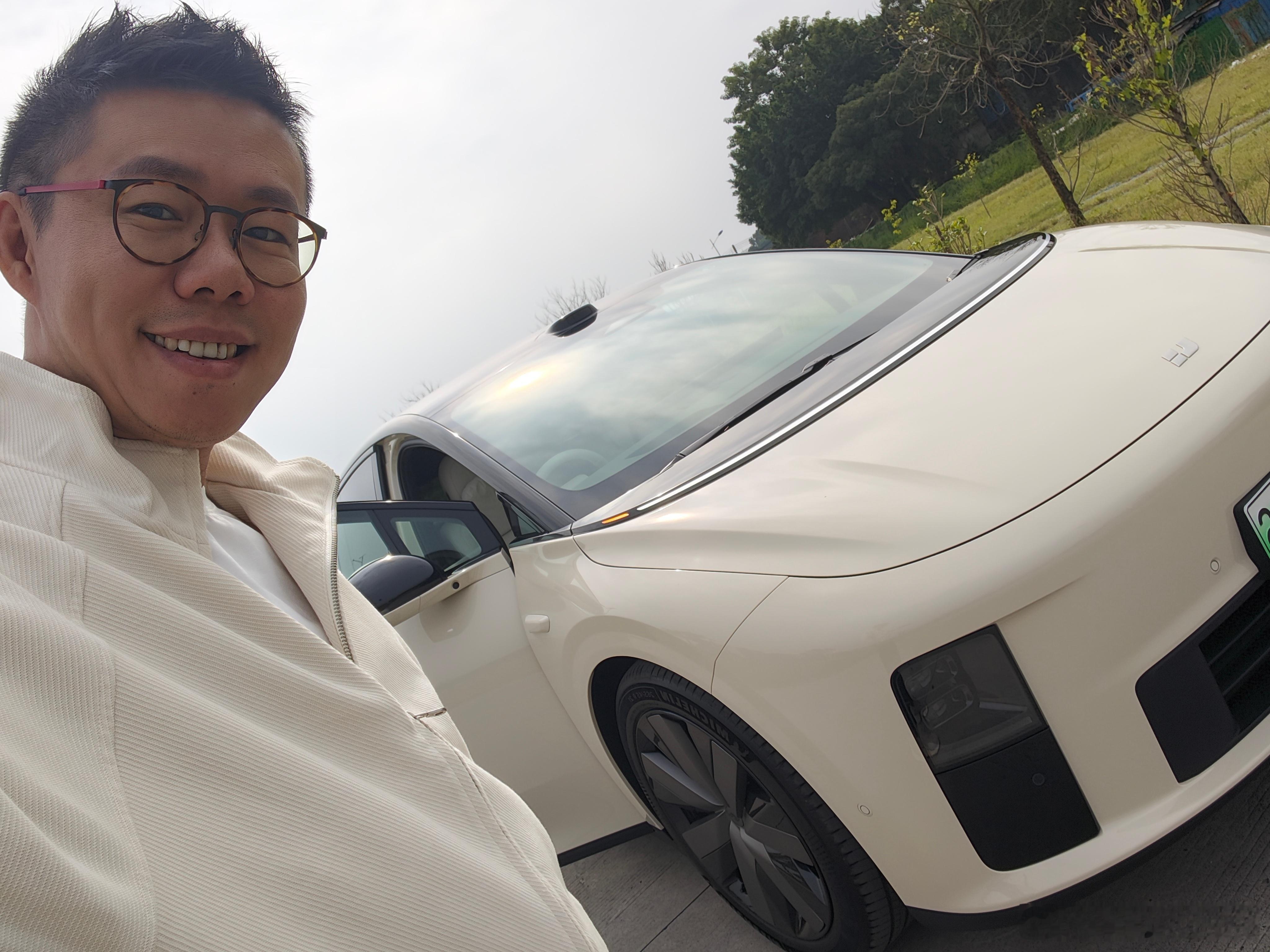 今天的衣服和这台理想i6完全呼应了[笑而不语] ​​​