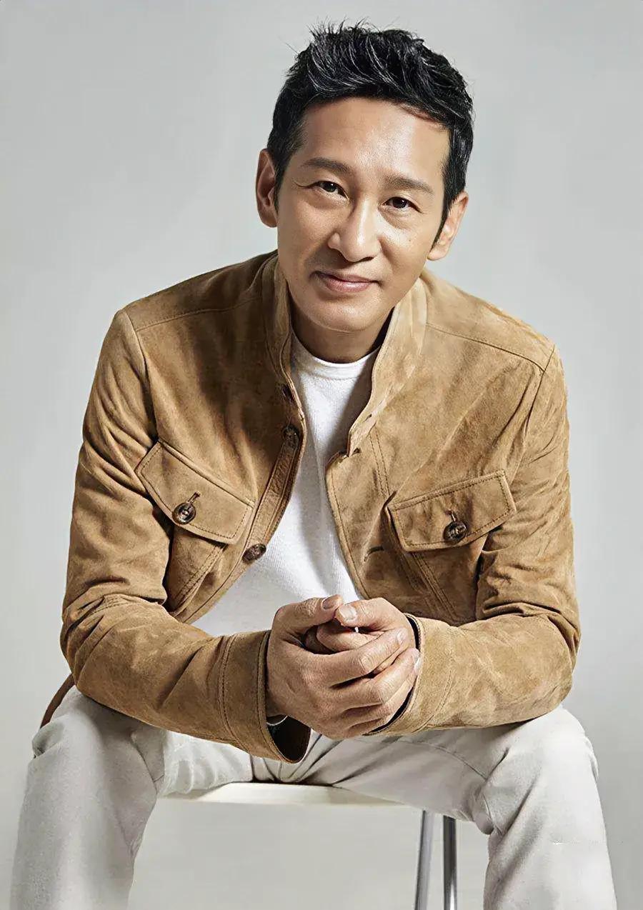 王劲松江苏无锡人，毕业于江苏省戏剧学校，
实力派演员，演什么像什么，他演的蒋介石