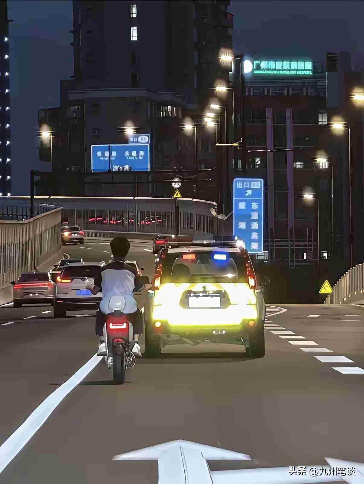 今早路过内环路，目睹了个惊险场面：一个学生模样的小伙子骑着无牌电鸡，在车流里钻来