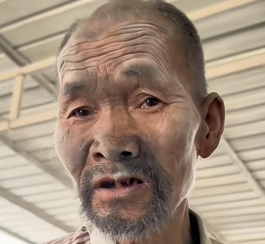 搬水泥的大叔在那干了20多年了，难道一直都没人发现不对劲吗？
这起事件被曝出来之