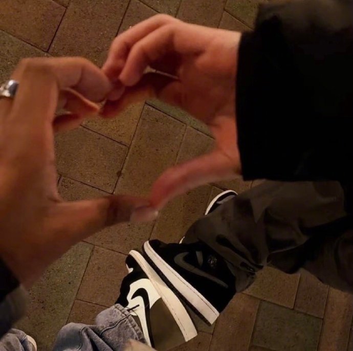 爱是有洁癖的， 他可以不问过往， 但开始了就不能再有瑕疵。 