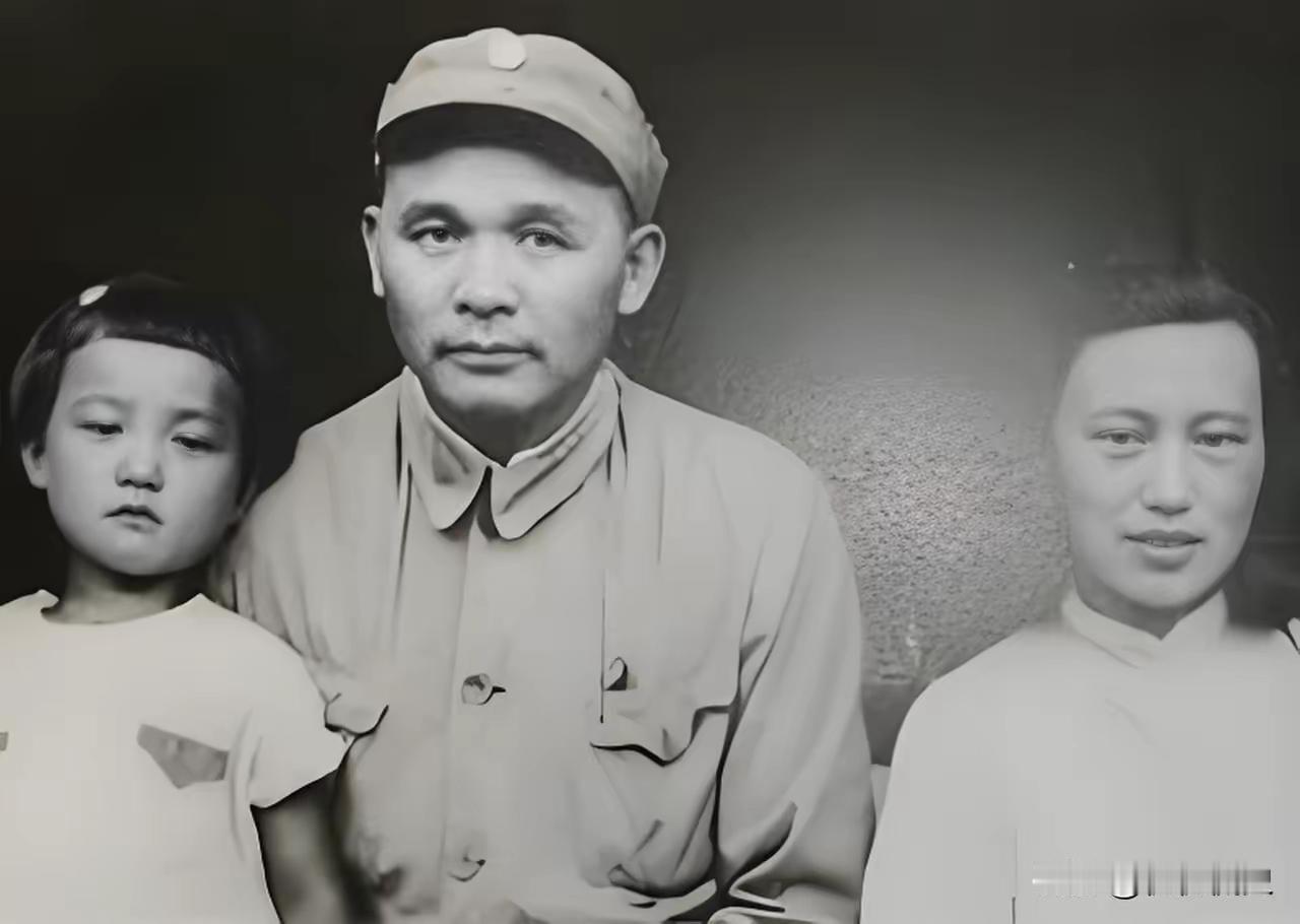 1955年的湖北大悟山村，收音机里播报开国大将授衔名单的声音，让正在搓麻绳的徐文
