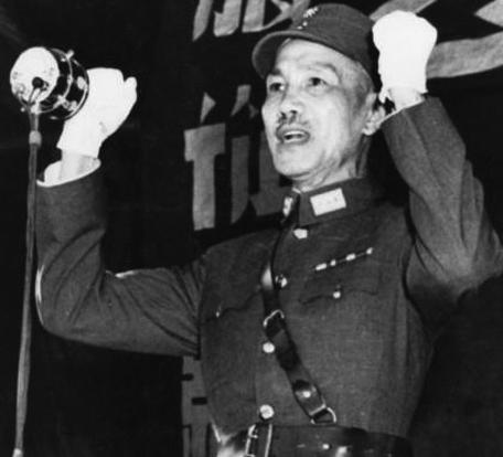 1935年10月中央红军结束长征抵达陕北，和陕北红军、红二十五军会师，总兵力三万
