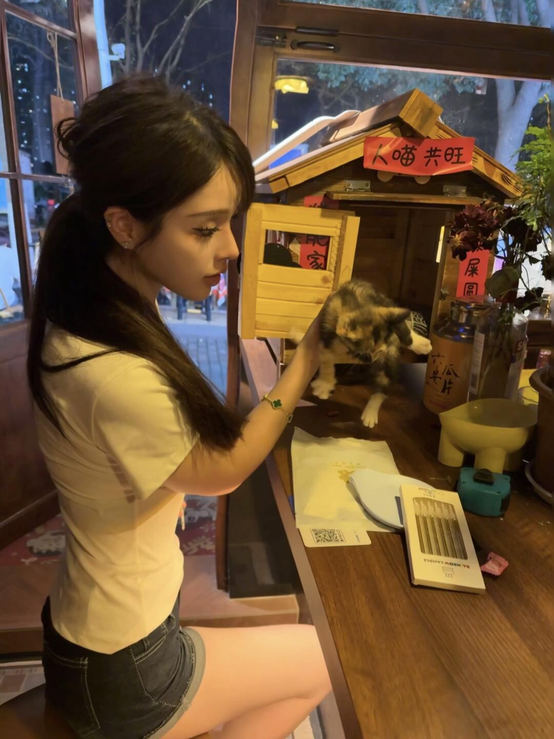 酒馆里面吃拉面