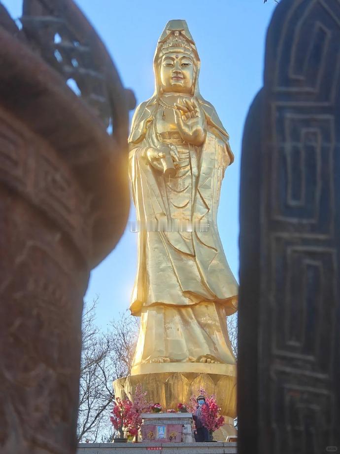 菩萨慈悲护佑，吉祥临门，家中安宁，福气常驻，家运兴隆，子孙昌盛，福报连绵不绝。 