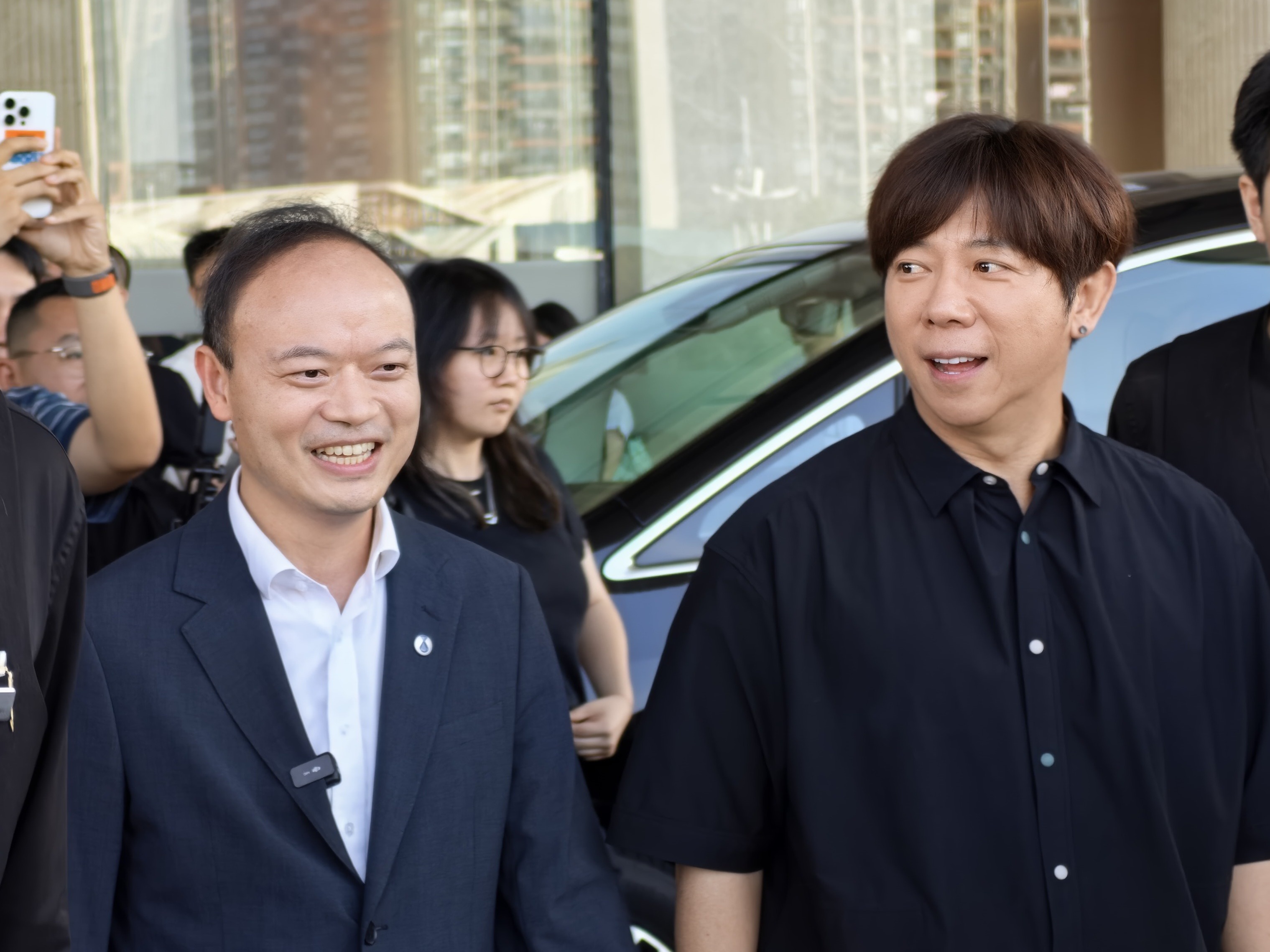 胡海泉不奔跑改坐车了 你猜我在比亚迪总部看到谁了？没错，胡海泉！现场和慧总不仅带