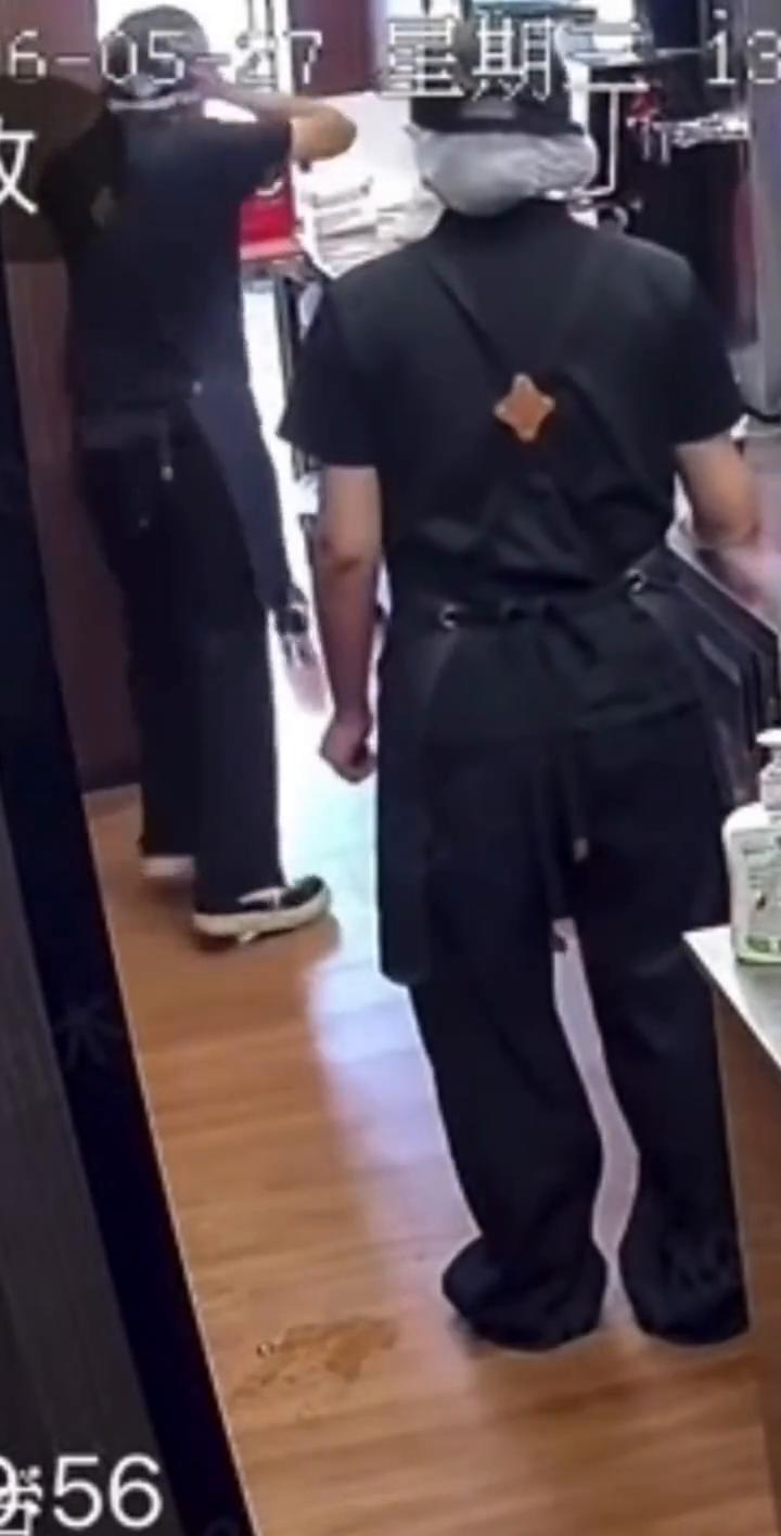 小咪，小猫咪，小猫咪，不是，你把小咪抱过来。