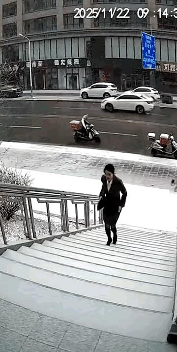 下雪天高跟鞋防滑吗？
 

看着照片里那个姑娘狠狠摔在冰面上，隔着屏幕都觉得膝盖