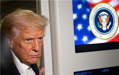 一路掰着一路扔！
特朗普亚洲之行尚未结束，前脚离开后脚拆台的事已经发生。
先是日