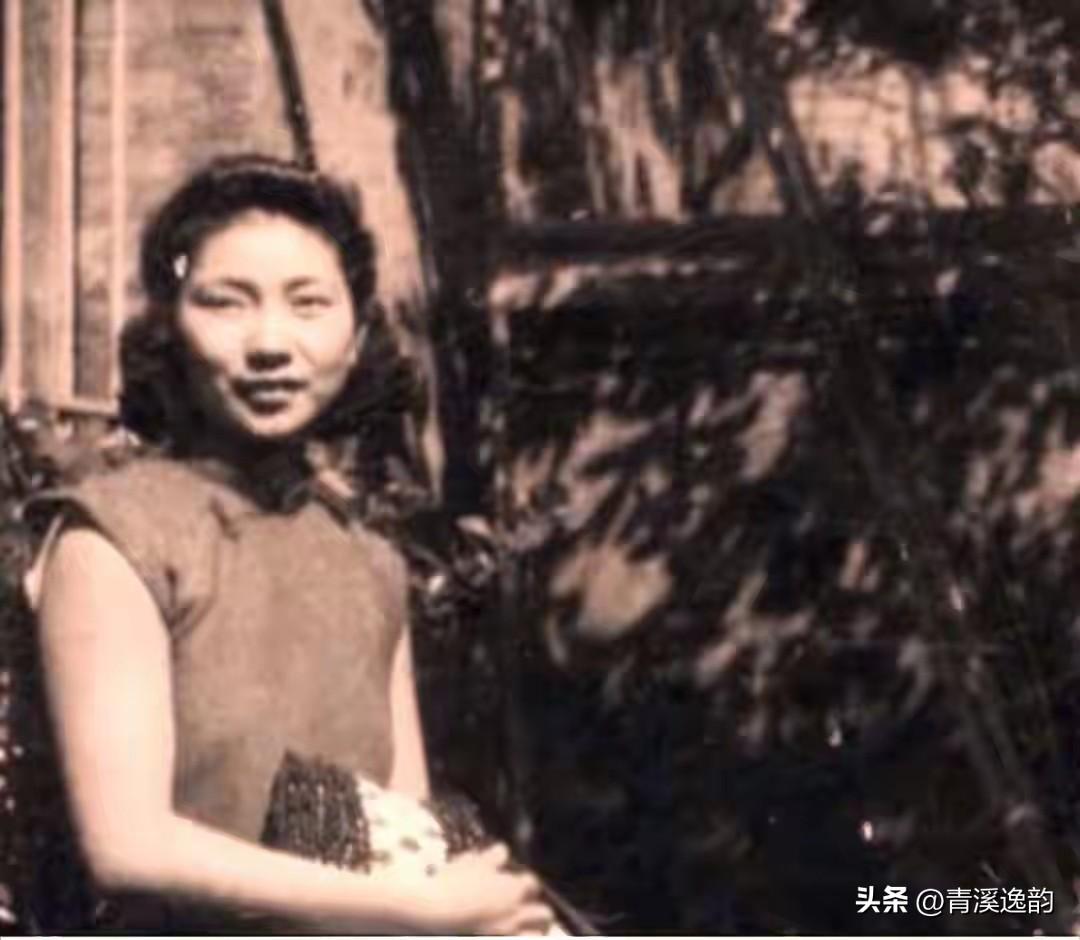 1978年，一群警察突然闯入一户农家，将张春莲带走，张春莲的丈夫一脸懵，张春莲却