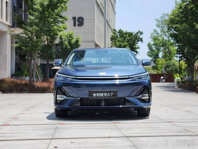 吉利银河a7 打工人的省油神器非它莫属！雷神AI电混2.0加持，馈电油耗才2.6