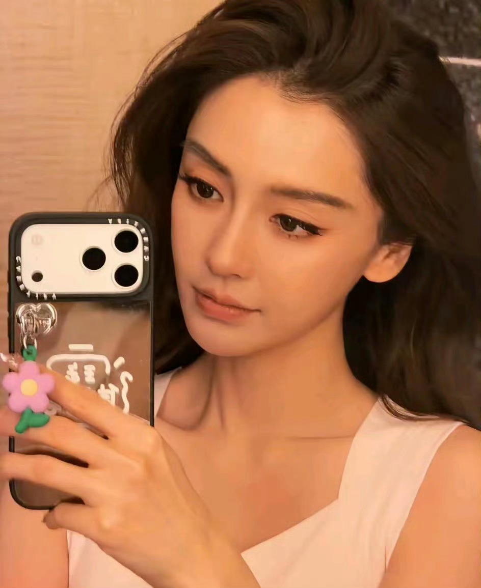 Angelababy出门三个手机起步📱刚刷到baby三个手机出门！果然美女的世
