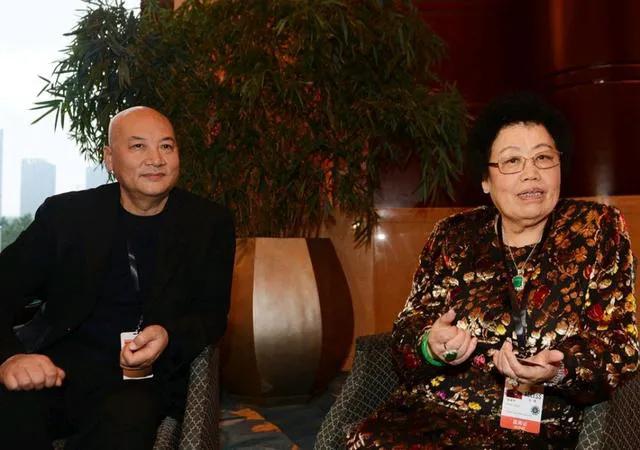 中国商业巨头70岁迟重瑞：家产百亿或放弃，直播捞金遭冷遇！
中国商业领域的传奇人