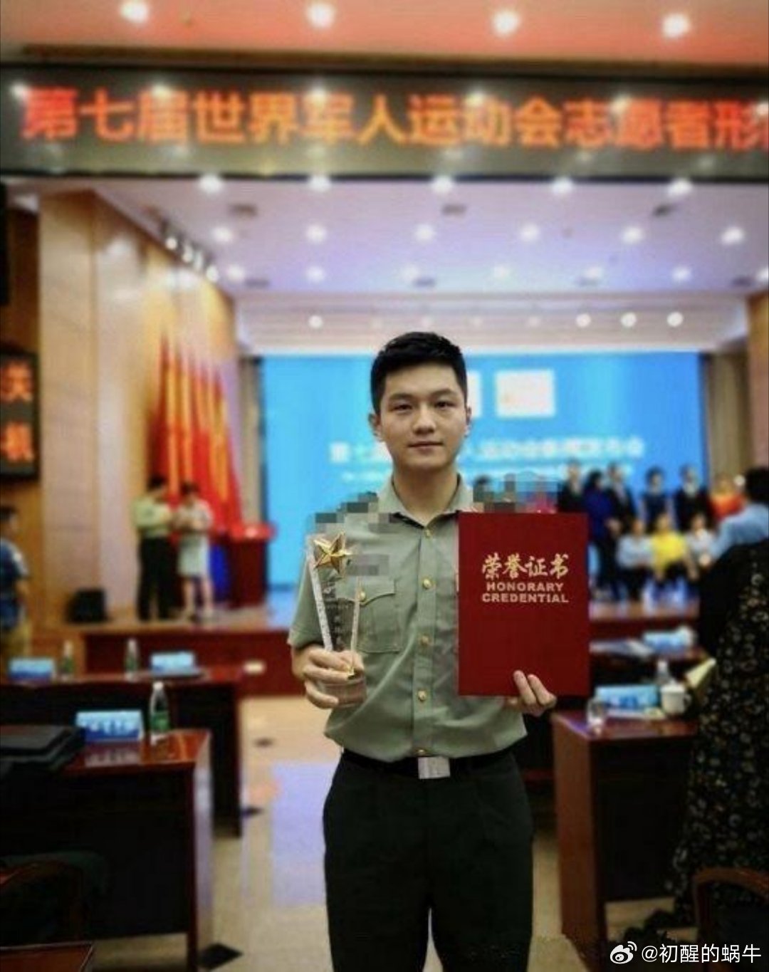 穿军装的樊振东真的超帅！东哥加油！樊振东 ​​​
