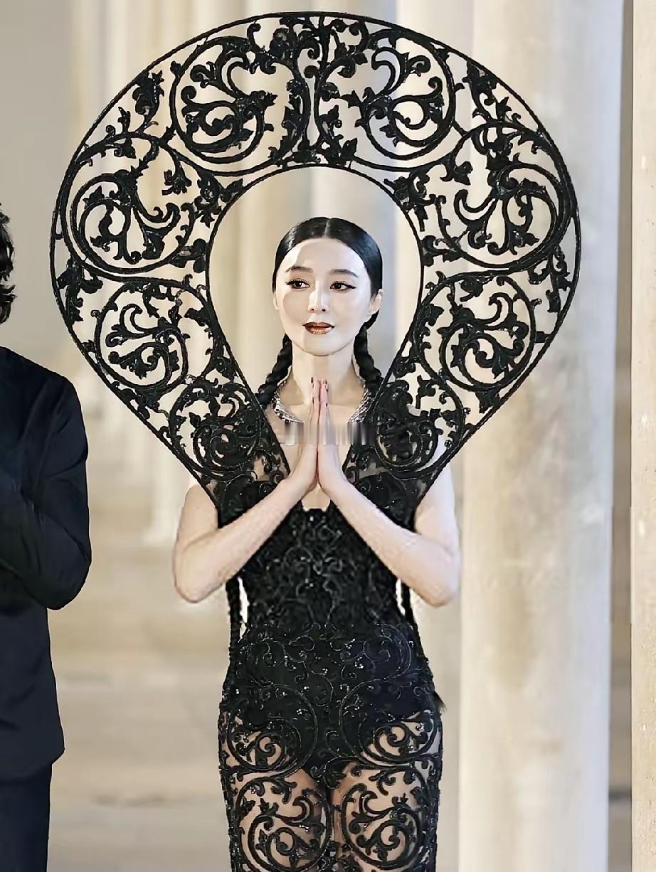说真心话，大家真的觉得这个服装好看吗一说不好看就有人说不懂审美真是我的审美有问题