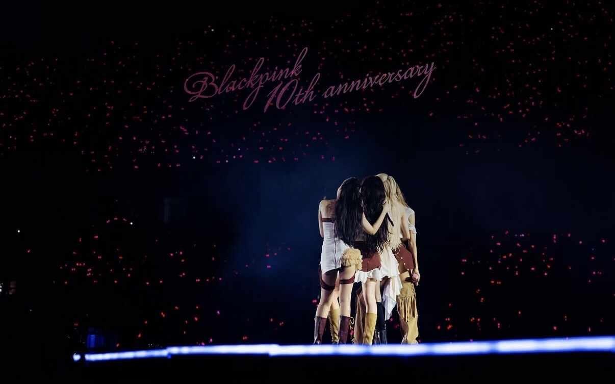 Jisoo ig更新关于十周年帖子
“🖤10th🩷”jisooJennie 