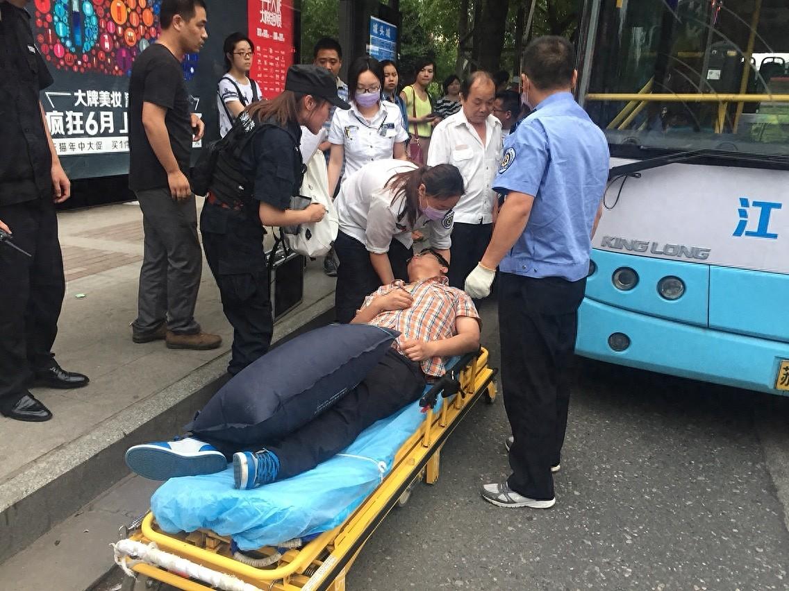 🐒男子坐公交时身体不适倒地后死亡，家属认为事发地距医院仅2.6公里，驾驶员却原