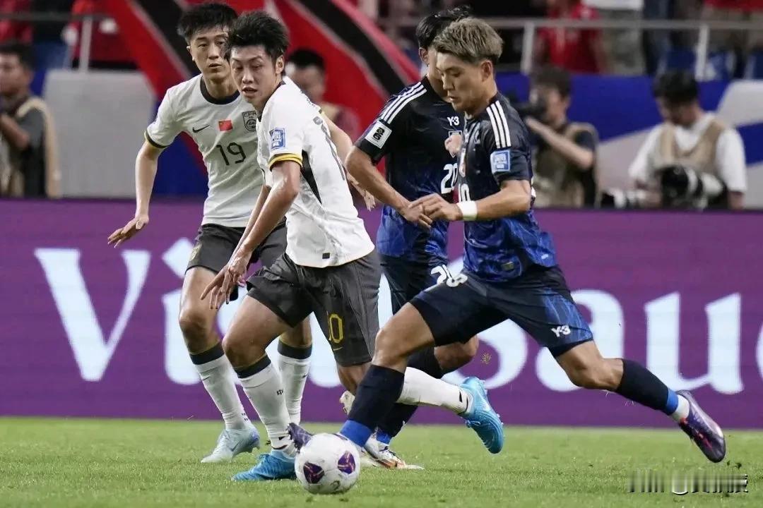 今天怕不是踢的半场足球
日本队今天带守门员了吗？
守门员长啥样你们见到了？[酷拽