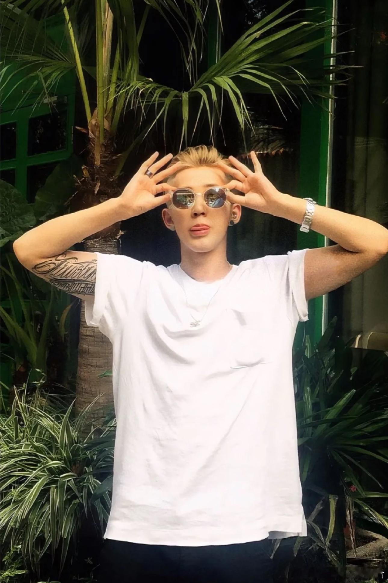 邓为腰上的纹身 清冷矜贵下藏着野性张力，邓为活动现场不经意露出腰侧纹身，禁欲与撩