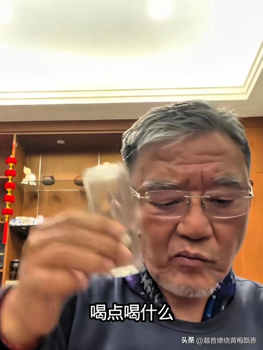 李立群在直播间里总少不了吃吃喝喝，每顿饭都要小酌两杯，还会祝福大家婚姻美满、家庭