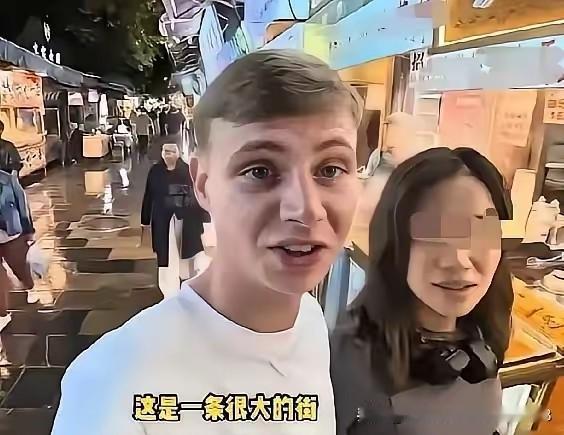 太气人了，在西安回民街，一中国女生，被一英国博主搭讪，两人共吃了一份麻辣烫，是英