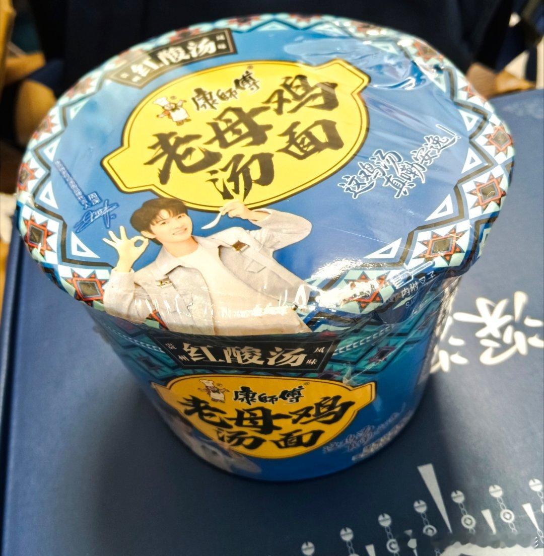 周深康师傅好汤品牌代言人 哈哈哈这个可可擦手巾好萌好可爱！也舍不得拿来擦手，挂家