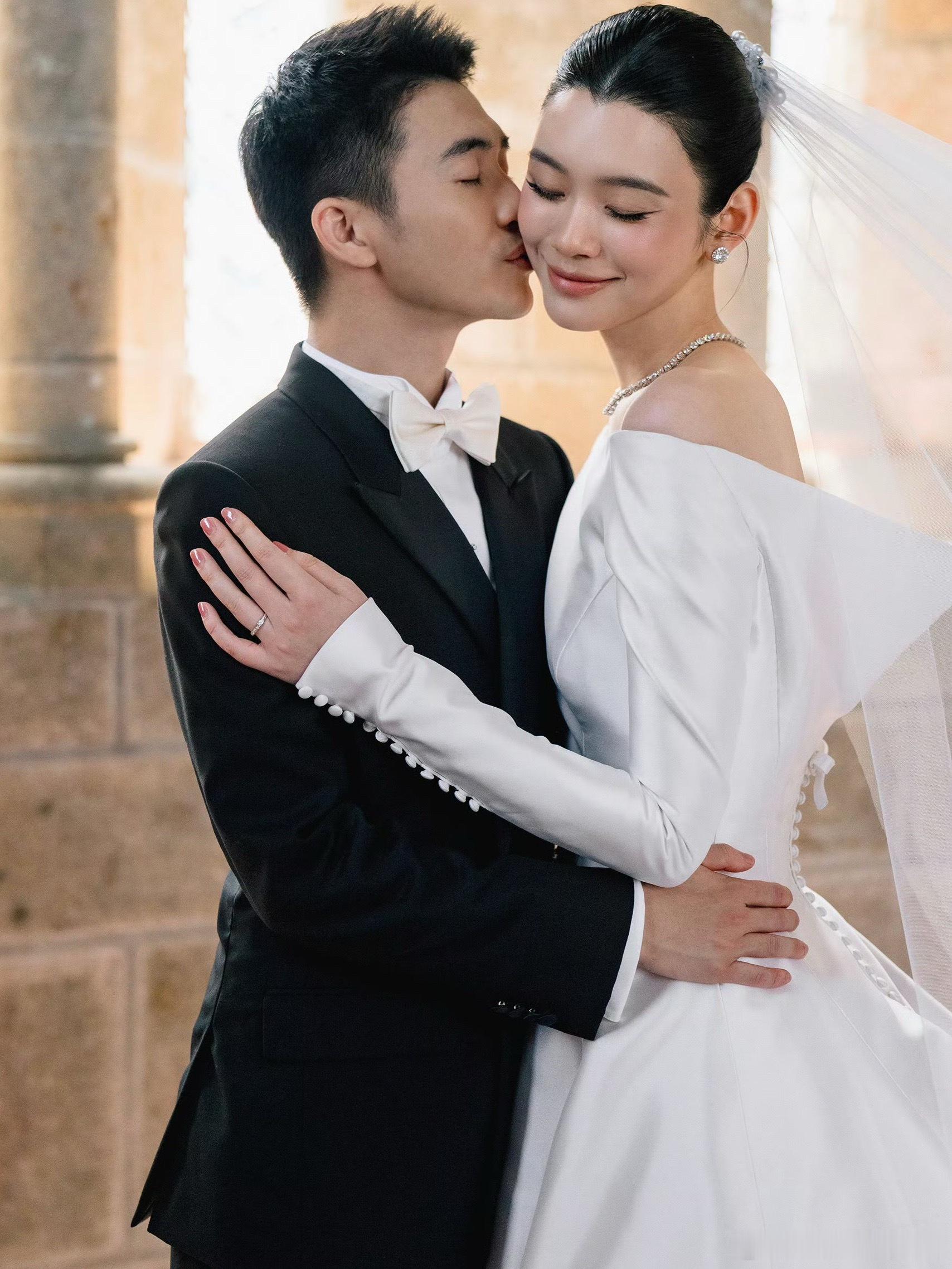 何猷君回应奚梦瑶为什么爱她这豪门婚礼太盛大了，听说奚梦瑶带的珍珠项链是婆婆和公公