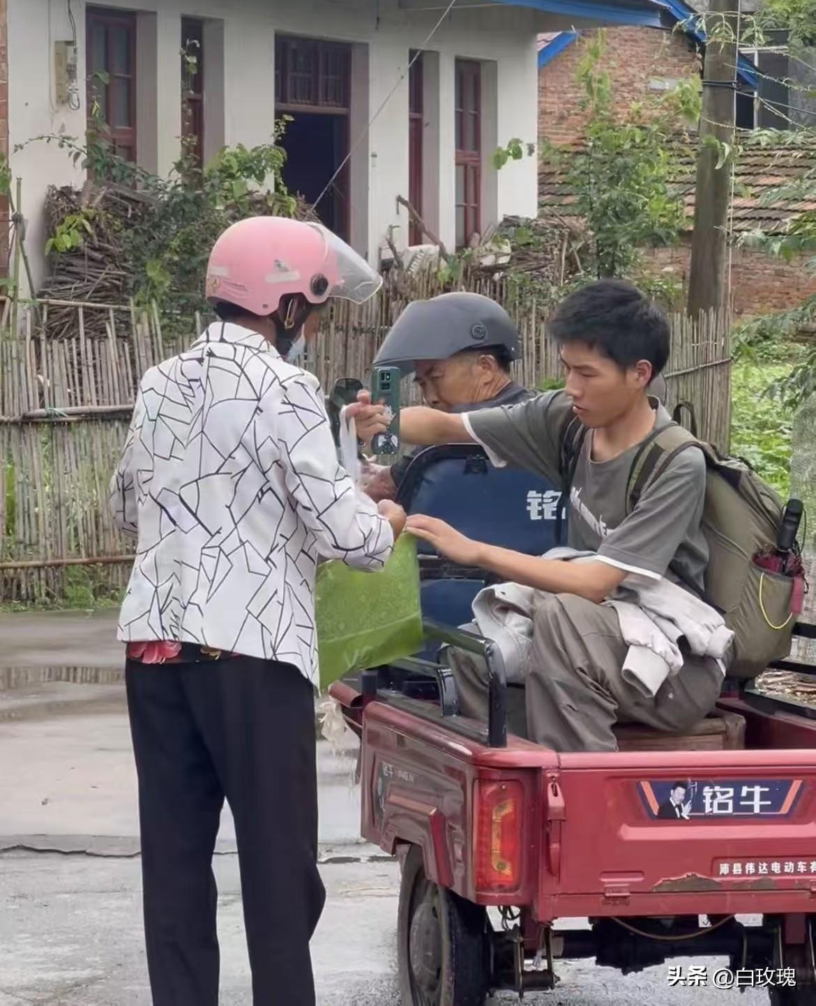 3岁母亲失联，7岁爸走了。湖南常德18岁男孩左力，在伯伯家一住就是11年。刚高考