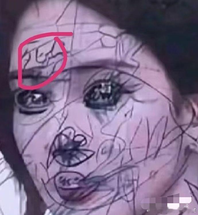 赵露思线下海报被人随意涂画，脸上甚至还被写了“si”字。就算不喜欢，也没必要做到